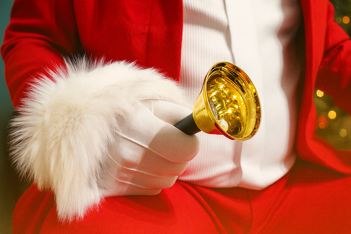 Święty Mikołaj dzwoni dzwonkiem